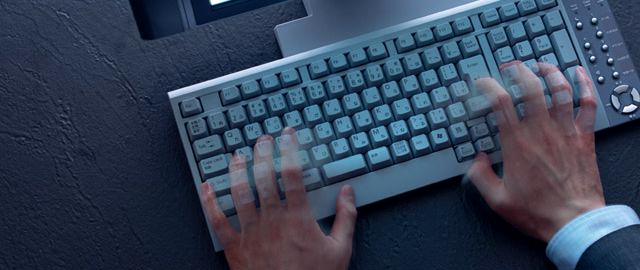 もはや電話だけではない。ケータイに依存するひとたち